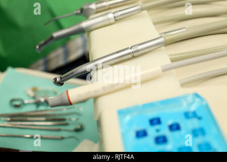 Plus de détails avec les instruments de médecine stomatologie chez le dentiste Banque D'Images