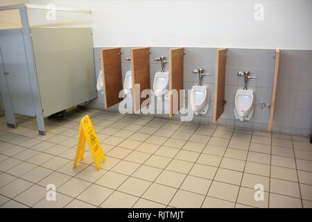 Toilettes publiques qui ont besoin d'un nettoyage spécial pendant la pandémie de 2020 un virus covid 19 Banque D'Images