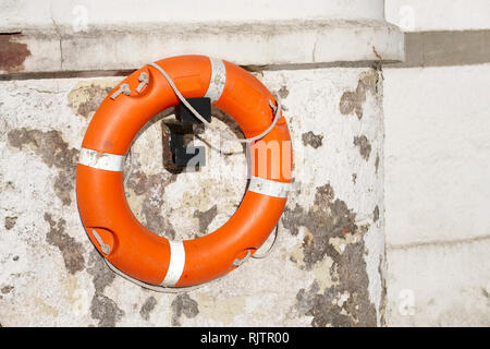 Bouée de bague orange sécurité de l'eau à l'amarrage de bateaux de plaisance Banque D'Images