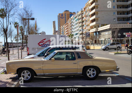 Une Chevrolet Monte Carlo deux portes coupé garé à Los Boliches. Le nom de la ville de Monaco et construit entre 1970-2007 Banque D'Images