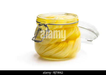 Daikon mariné dans un bocal en verre isolé sur Banque D'Images