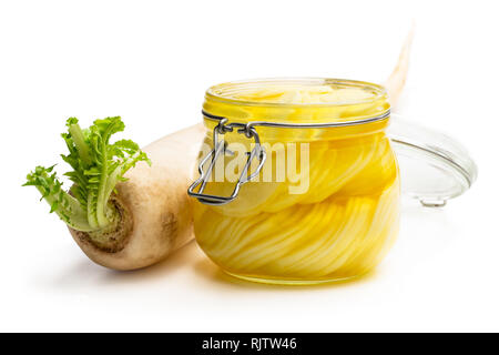 Daikon mariné dans un bocal en verre isolé sur Banque D'Images