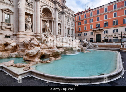 Vue générale de la fontaine de Trevi sur un beau matin Banque D'Images