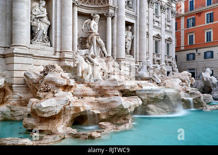 Vue générale de la fontaine de Trevi sur un beau matin Banque D'Images