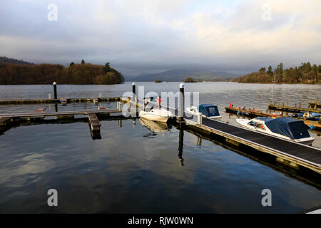 Les petits bateaux de plaisance amarrés à un ponton, Bowness on Windermere, Lake District, Cumbria, Angleterre Banque D'Images