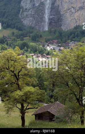 Vue générale de Lauterbrunnen et Cascade Staubbach, Suisse, Europe Banque D'Images