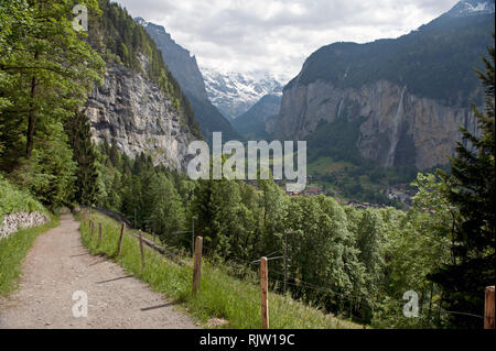 Vue générale de Lauterbrunnen et Cascade Staubbach, Suisse, Europe Banque D'Images