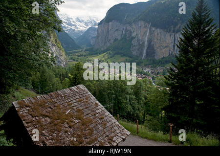 Vue générale de Lauterbrunnen et Cascade Staubbach, Suisse, Europe Banque D'Images