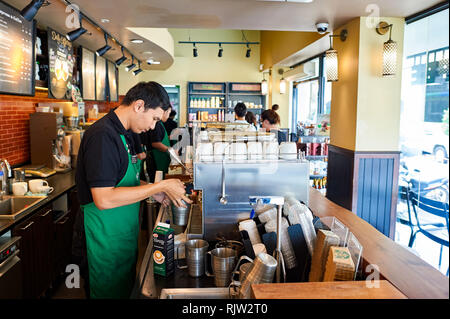 PATTAYA, THAÏLANDE - 20 février, 2016 : l'intérieur du Starbucks café. Starbucks Corporation est une société mondiale de café et café, base de la chaîne Banque D'Images