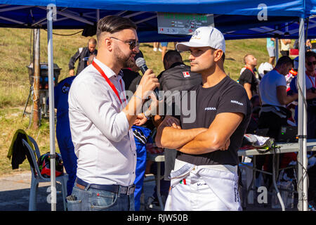 Kyustendil, Bulgarie - 16 septembre 2018 : l'ancien pilote de Formule 1, Vitantonio Liuzzi donnant une entrevue avant le début de la première endu bulgare Banque D'Images