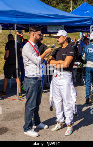 Kyustendil, Bulgarie - 16 septembre 2018 : l'ancien pilote de Formule 1, Vitantonio Liuzzi donnant une entrevue avant le début de la première endu bulgare Banque D'Images