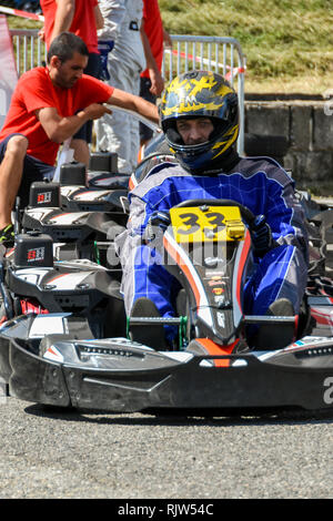 Kyustendil, Bulgarie - 16 septembre 2018 : Valentin Tsankov après un changement de pilote au 12 heures de la Bulgarie, de l'Endurance de course de kart. Banque D'Images