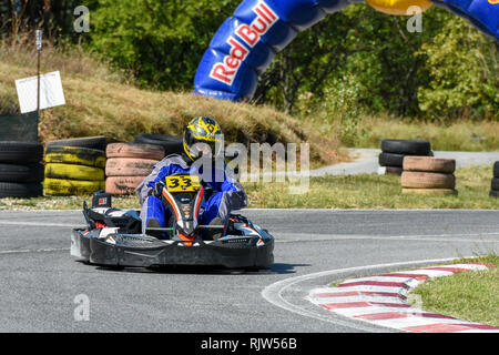 Kyustendil, Bulgarie - 16 septembre 2018 : Valentin Tsankov tenant un rôle pendant les courses de 12 heures de l'Endurance course de kart en Bulgarie. Banque D'Images