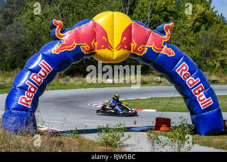 Kyustendil, Bulgarie - 16 septembre 2018 : Valentin Tsankov tenant un rôle pendant les courses de 12 heures de l'Endurance course de kart en Bulgarie. Banque D'Images