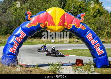 Kyustendil, Bulgarie - 16 septembre 2018 : Valentin Tsankov tenant un rôle pendant les courses de 12 heures de l'Endurance course de kart en Bulgarie. Banque D'Images