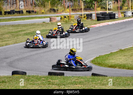 Kyustendil, Bulgarie - 16 septembre 2018 : Valentin Tsankov conduisant un pack de pilotes à un tour à la 12 heures d'Endurance de course de kart en Bulgarie. Banque D'Images