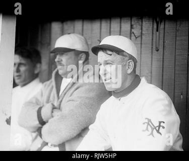 Arlie Latham avant-plan et Wilbert Robinson arrière-plan, les Giants de New York 1909. Banque D'Images