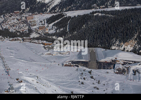 L'altiport de Courchevel (Anglais : altiport de Courchevel) est une portion de l'altiport Courchevel, une station de ski dans les Alpes françaises. Banque D'Images