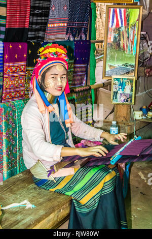 Mae Hong Son, Thaïlande - 7 Février 2019 : Karen femme longue de tissage. Le premier anneau en laiton est ajouté à l'âge de 5, Banque D'Images