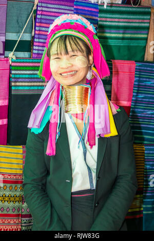 Mae Hong Son, Thaïlande - 7 Février 2019 : Karen femme longue. Le premier anneau en laiton est ajouté à l'âge de 5, Banque D'Images