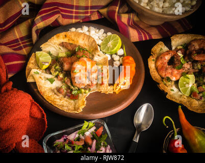 Tacos de crevettes avec de la Salsa Banque D'Images