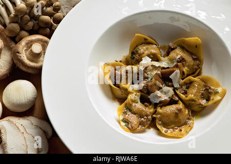 Les pâtes italiennes faites à la main, farcie de veau cuit lentement, la pancetta, cèpes et parmesan Banque D'Images