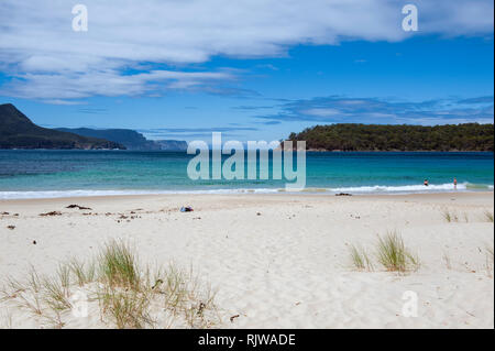 Vue sur la plage et la baie près de Port Arthur, avec le pilier, une partie de la Tasman National Park, dans l'arrière-plan. Banque D'Images