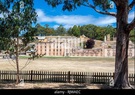 Vue sur le site historique de Port Arthur, un ancien code pénal et de la gare maintenant un musée en plein air. Banque D'Images