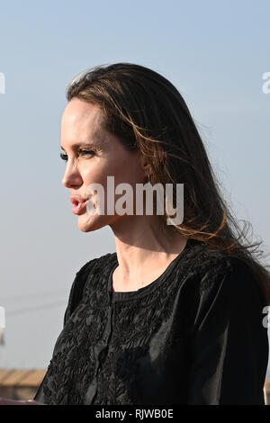 Cox's Bazar, le Bangladesh : actrice de Hollywood et humanitaire Angelina Jolie, un envoyé spécial pour le Haut Commissariat des Nations Unies pour les réfugiés (HCR), visite le camp de réfugiés Rohingya de Kutupalong à Ukhia, dans le sud du Bangladesh le 5 février 2019. © Asad Rehman/Alamy Stock Photo Banque D'Images