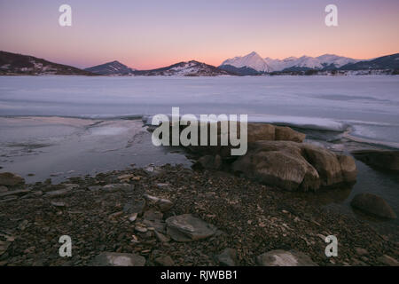 Magic view de Gran Sasso et Monti della Laga Parc National. Campotosto lac au coucher du soleil Banque D'Images