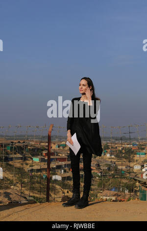 Cox's Bazar, le Bangladesh : actrice de Hollywood et humanitaire Angelina Jolie, un envoyé spécial pour le Haut Commissariat des Nations Unies pour les réfugiés (HCR), visite le camp de réfugiés Rohingya de Kutupalong à Ukhia, dans le sud du Bangladesh le 5 février 2019. © Asad Rehman/Alamy Stock Photo Banque D'Images