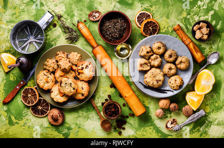 Oatmeal Cookies.Cookies aux raisins secs, noix et orange.Ingrédients pour la cuisson la cuisson des biscuits. Banque D'Images