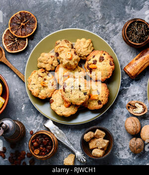 Oatmeal Cookies.Cookies aux raisins secs, noix et orange.Ingrédients pour la cuisson Cuisson Banque D'Images