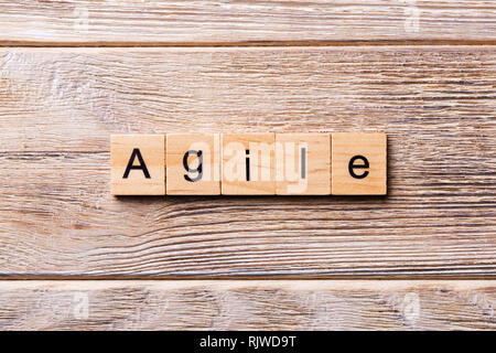 Mot Agile écrit sur bloc de bois. Texte Agile sur table en bois pour votre conception, concept. Banque D'Images