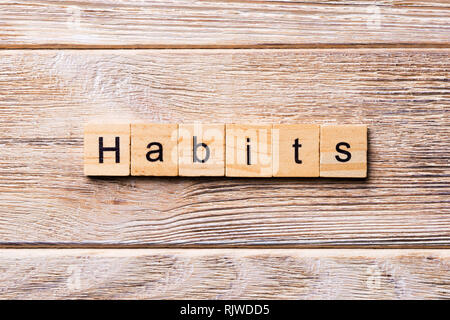 Mot habitudes écrit sur bloc de bois. Texte sur les habitudes de votre table en bois, design concept. Banque D'Images