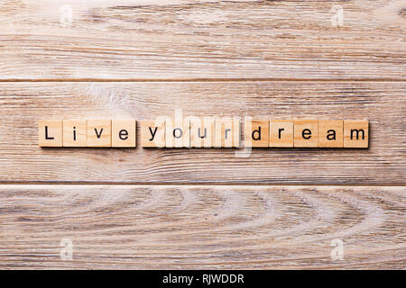 Vivez votre rêve mot écrit sur une cale en bois. Vivez votre rêve texte sur table en bois pour votre conception, concept. Banque D'Images