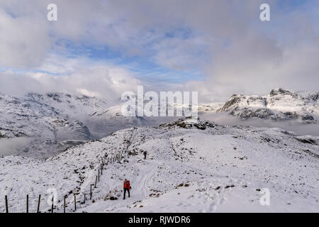 Les promeneurs sur un harfang Lingmoor avec vue imprenable sur les hautes collines au-dessus de l'inversion des nuages Banque D'Images