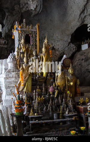 Statues de Bouddha dans la grotte de Pak Ou inférieure ou les grottes des mille bouddhas en plus du Mékong à 25 km en amont de Luang Prabang au Laos Banque D'Images