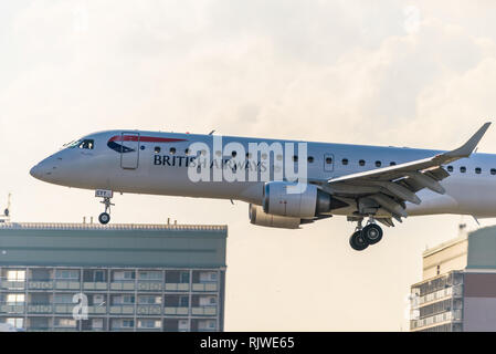 Londres, Angleterre. Février 2018. Embraer ERJ-190SR British Airways G-LCYY effectués par BA CityFlyer l'aéroport de London City (LCY) Banque D'Images