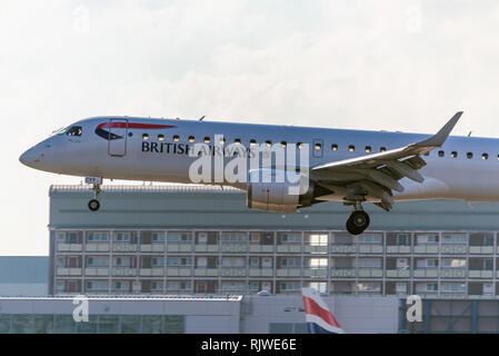 Londres, Angleterre. Février 2018. Embraer ERJ-190SR British Airways G-LCYY effectués par BA CityFlyer l'aéroport de London City (LCY) Banque D'Images