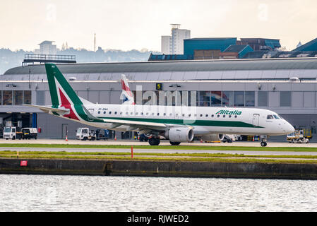 Londres, Angleterre. Février 2018. Embraer ERJ-190STD Cityliner Alitalia au départ de l'ARN à l'aéroport de Londres City (LCY) Banque D'Images