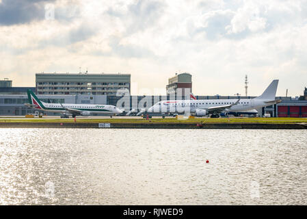 Londres, Angleterre. Février 2018. Embraer ERJ-190SR British Airways BA CityFlyer G-LCYY au départ de l'aéroport de London City (LCY) Banque D'Images