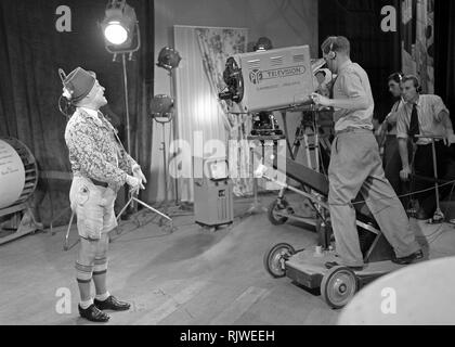 La télévision dans les années 40. Acteur Max Hansen sur la scène 1948 televison. Une émission de télévision avant de la télévision nationale et pour l'affichage sur seulement 15 plat recievers sur le magasin à proximité NK. Les médias britanniques Pye entreprise Ltd, avait déjà avec succès la nouvelle télévision medum et a été l'un des premiers fournisseurs de télévision BBC s de la technologie. Kristoffersson Photo ref 229 a-7. Banque D'Images