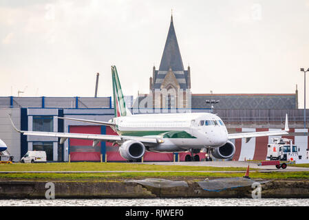 Londres, Angleterre. Février 2018. Embraer ERJ-190STD Cityliner Alitalia au départ de l'ARN à l'aéroport de Londres City (LCY) Banque D'Images
