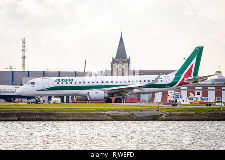 Londres, Angleterre. Février 2018. Embraer ERJ-190STD Cityliner Alitalia au départ de l'ARN à l'aéroport de Londres City (LCY) Banque D'Images