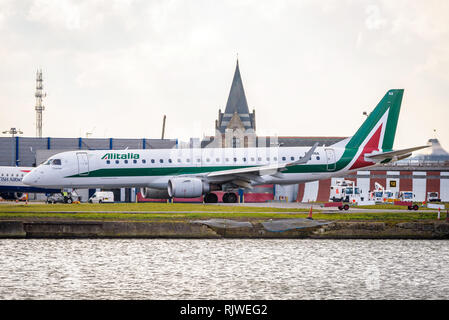 Londres, Angleterre. Février 2018. Embraer ERJ-190STD Cityliner Alitalia au départ de l'ARN à l'aéroport de Londres City (LCY) Banque D'Images