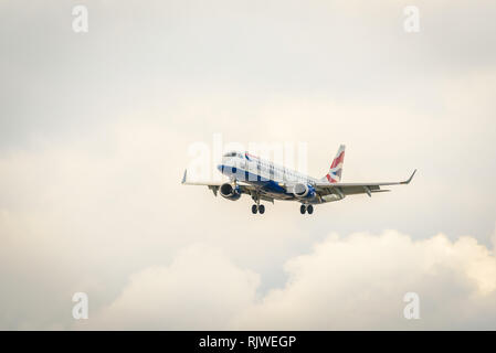 Londres, Angleterre. Février 2018. Embraer ERJ-190SR British Airways G-LCYN effectués par BA Cityflyer, à l'atterrissage à l'aéroport de London City (LCY) Banque D'Images