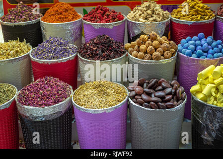 Des tas d'épices colorés souks à Dubaï, Émirats Arabes Unis Banque D'Images