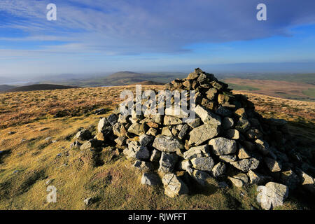 Le cairn du Sommet sur Brae est tombé, Parc National de Lake District, Cumbria, England, UK Brea est tombé est l'un des 214 Wainwright Fells. Banque D'Images