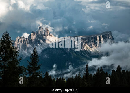 Les Dolomites, Italie du Nord. Les pics dentelés du 2182m, crêpe dei Ronde vu avant un orage l'avancement Banque D'Images